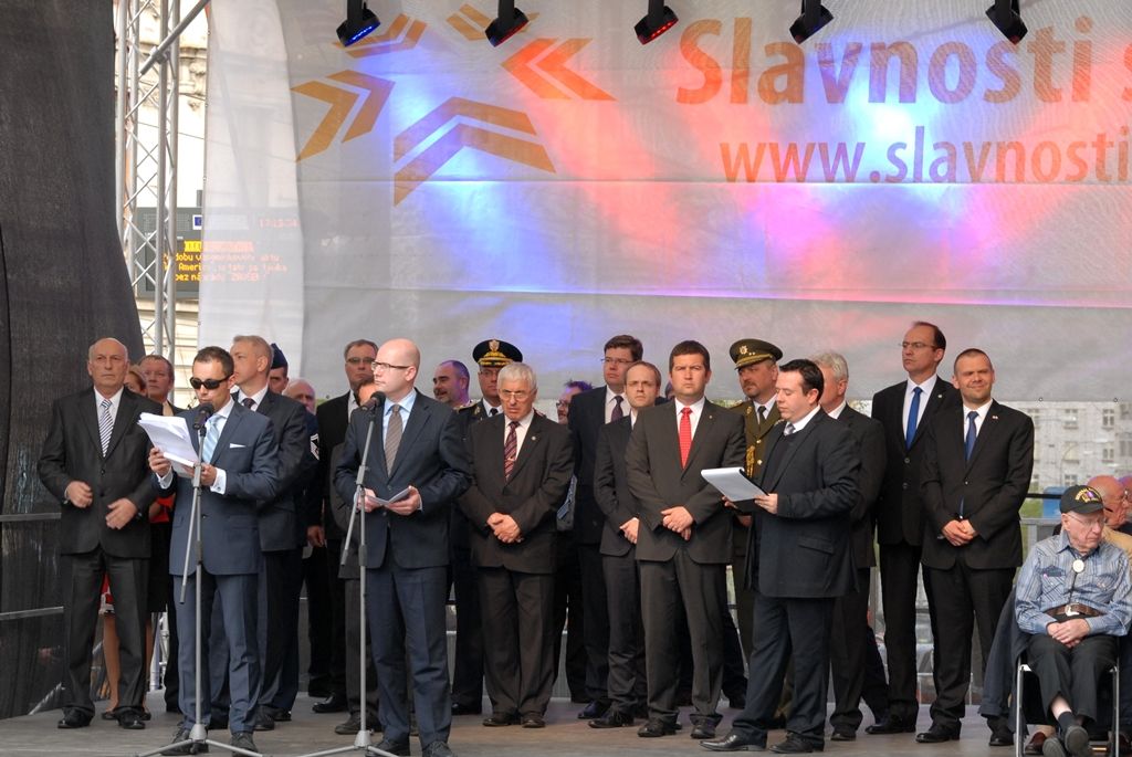 Vzpomínkový akt 6.5.2014 u památníku Díky, Ameriko! zakončil  veřejný program Slavností svobody, oslav osvobození Plzně americkou armádou v květnu 1945, které se letos uskutečnily ve dnech 2. – 6. května. Vojenská ležení, historické kempy, džípy a další vojenská technika, ale i doprovodný hudební program přilákaly desetitisíce lidí do centra města. Největšímu zájmu se těšila kolona vojenských historických vozidel Convoy of Liberty, pyrotechnická show Bombardéry nad Plzní nebo devítinásobný seskok parašutistů na náměstí Republiky. Středem pozornosti byli američtí a belgičtí veteráni, kteří opět zaujali svými vzpomínkami při debatě s veřejností i studenty.