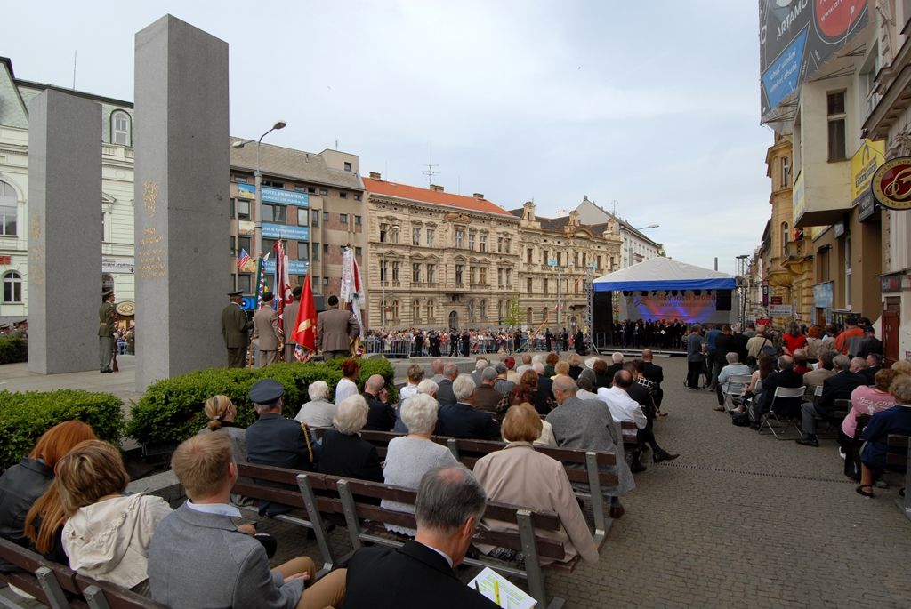 Vzpomínkový akt 6.5.2014 u památníku Díky, Ameriko! zakončil  veřejný program Slavností svobody, oslav osvobození Plzně americkou armádou v květnu 1945, které se letos uskutečnily ve dnech 2. – 6. května. Vojenská ležení, historické kempy, džípy a další vojenská technika, ale i doprovodný hudební program přilákaly desetitisíce lidí do centra města. Největšímu zájmu se těšila kolona vojenských historických vozidel Convoy of Liberty, pyrotechnická show Bombardéry nad Plzní nebo devítinásobný seskok parašutistů na náměstí Republiky. Středem pozornosti byli američtí a belgičtí veteráni, kteří opět zaujali svými vzpomínkami při debatě s veřejností i studenty.