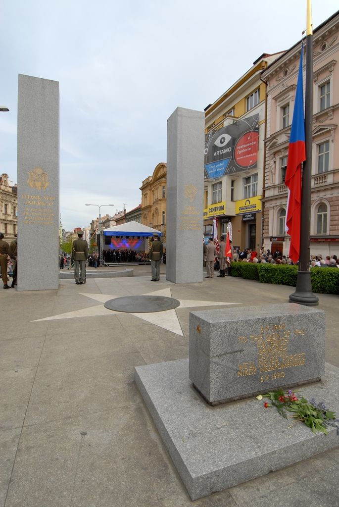 Vzpomínkový akt 6.5.2014 u památníku Díky, Ameriko! zakončil  veřejný program Slavností svobody, oslav osvobození Plzně americkou armádou v květnu 1945, které se letos uskutečnily ve dnech 2. – 6. května. Vojenská ležení, historické kempy, džípy a další vojenská technika, ale i doprovodný hudební program přilákaly desetitisíce lidí do centra města. Největšímu zájmu se těšila kolona vojenských historických vozidel Convoy of Liberty, pyrotechnická show Bombardéry nad Plzní nebo devítinásobný seskok parašutistů na náměstí Republiky. Středem pozornosti byli američtí a belgičtí veteráni, kteří opět zaujali svými vzpomínkami při debatě s veřejností i studenty.