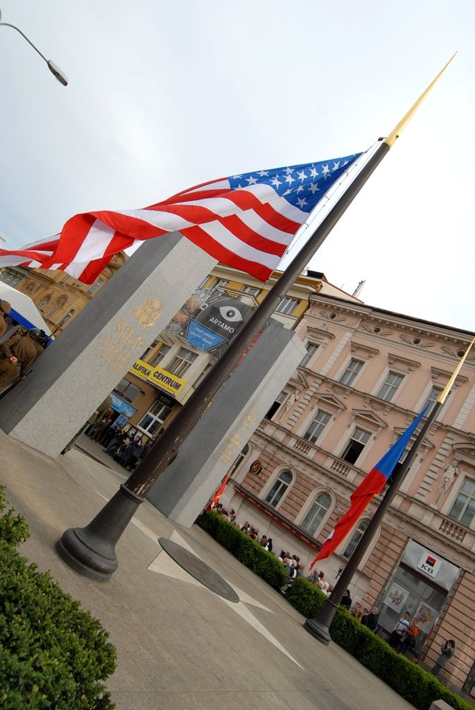 Vzpomínkový akt 6.5.2014 u památníku Díky, Ameriko! zakončil  veřejný program Slavností svobody, oslav osvobození Plzně americkou armádou v květnu 1945, které se letos uskutečnily ve dnech 2. – 6. května. Vojenská ležení, historické kempy, džípy a další vojenská technika, ale i doprovodný hudební program přilákaly desetitisíce lidí do centra města. Největšímu zájmu se těšila kolona vojenských historických vozidel Convoy of Liberty, pyrotechnická show Bombardéry nad Plzní nebo devítinásobný seskok parašutistů na náměstí Republiky. Středem pozornosti byli američtí a belgičtí veteráni, kteří opět zaujali svými vzpomínkami při debatě s veřejností i studenty.