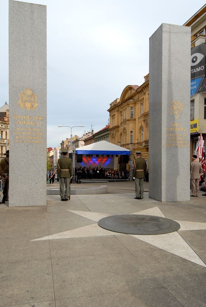 Vzpomínkový akt 6.5.2014 u památníku Díky, Ameriko! zakončil  veřejný program Slavností svobody, oslav osvobození Plzně americkou armádou v květnu 1945, které se letos uskutečnily ve dnech 2. – 6. května. Vojenská ležení, historické kempy, džípy a další vojenská technika, ale i doprovodný hudební program přilákaly desetitisíce lidí do centra města. Největšímu zájmu se těšila kolona vojenských historických vozidel Convoy of Liberty, pyrotechnická show Bombardéry nad Plzní nebo devítinásobný seskok parašutistů na náměstí Republiky. Středem pozornosti byli američtí a belgičtí veteráni, kteří opět zaujali svými vzpomínkami při debatě s veřejností i studenty.
