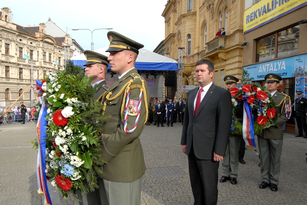 Vzpomínkový akt 6.5.2014 u památníku Díky, Ameriko! zakončil  veřejný program Slavností svobody, oslav osvobození Plzně americkou armádou v květnu 1945, které se letos uskutečnily ve dnech 2. – 6. května. Vojenská ležení, historické kempy, džípy a další vojenská technika, ale i doprovodný hudební program přilákaly desetitisíce lidí do centra města. Největšímu zájmu se těšila kolona vojenských historických vozidel Convoy of Liberty, pyrotechnická show Bombardéry nad Plzní nebo devítinásobný seskok parašutistů na náměstí Republiky. Středem pozornosti byli američtí a belgičtí veteráni, kteří opět zaujali svými vzpomínkami při debatě s veřejností i studenty.