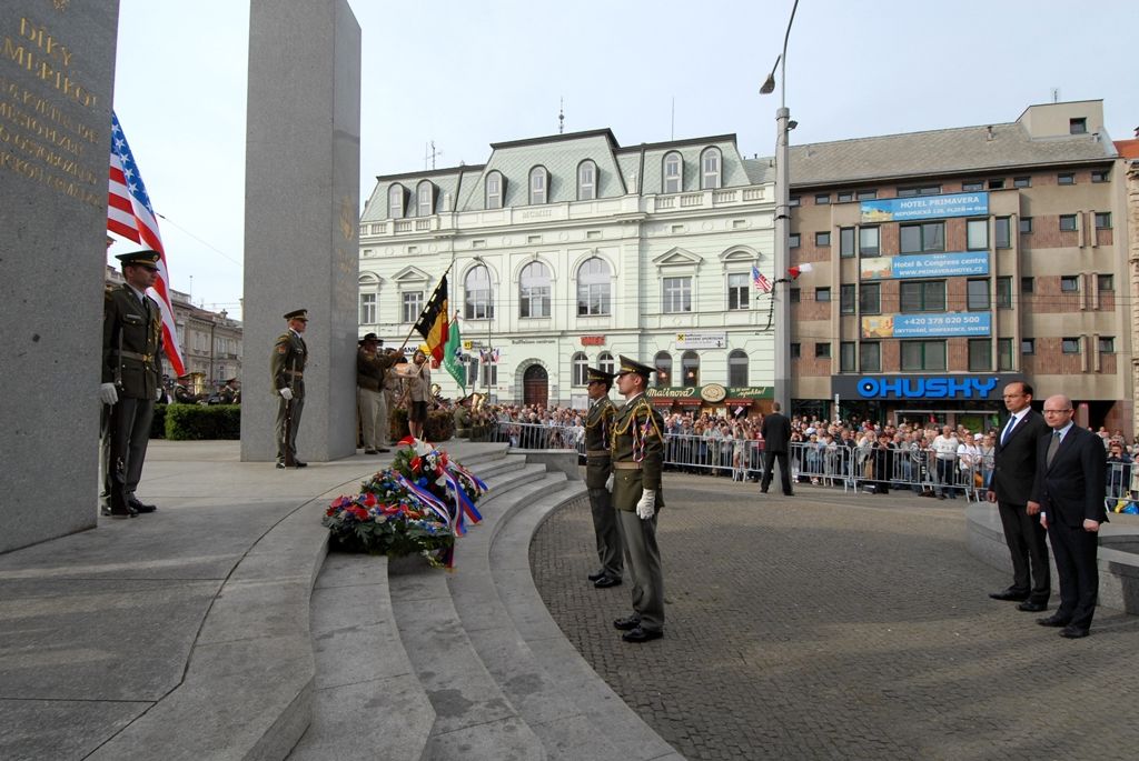 Vzpomínkový akt 6.5.2014 u památníku Díky, Ameriko! zakončil  veřejný program Slavností svobody, oslav osvobození Plzně americkou armádou v květnu 1945, které se letos uskutečnily ve dnech 2. – 6. května. Vojenská ležení, historické kempy, džípy a další vojenská technika, ale i doprovodný hudební program přilákaly desetitisíce lidí do centra města. Největšímu zájmu se těšila kolona vojenských historických vozidel Convoy of Liberty, pyrotechnická show Bombardéry nad Plzní nebo devítinásobný seskok parašutistů na náměstí Republiky. Středem pozornosti byli američtí a belgičtí veteráni, kteří opět zaujali svými vzpomínkami při debatě s veřejností i studenty.