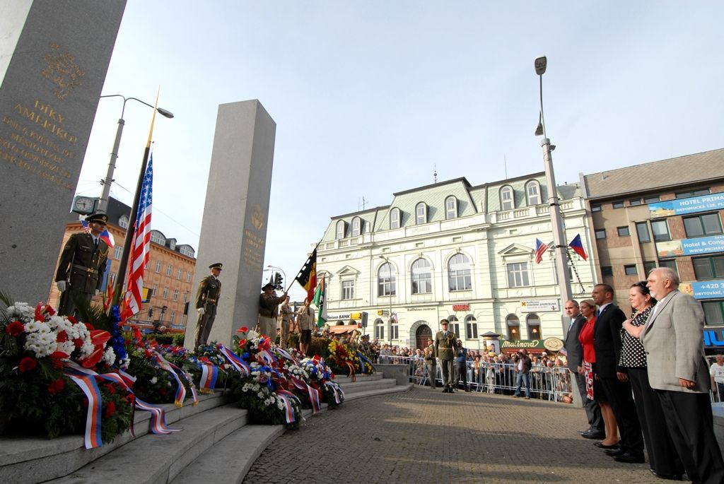 Vzpomínkový akt 6.5.2014 u památníku Díky, Ameriko! zakončil  veřejný program Slavností svobody, oslav osvobození Plzně americkou armádou v květnu 1945, které se letos uskutečnily ve dnech 2. – 6. května. Vojenská ležení, historické kempy, džípy a další vojenská technika, ale i doprovodný hudební program přilákaly desetitisíce lidí do centra města. Největšímu zájmu se těšila kolona vojenských historických vozidel Convoy of Liberty, pyrotechnická show Bombardéry nad Plzní nebo devítinásobný seskok parašutistů na náměstí Republiky. Středem pozornosti byli američtí a belgičtí veteráni, kteří opět zaujali svými vzpomínkami při debatě s veřejností i studenty.