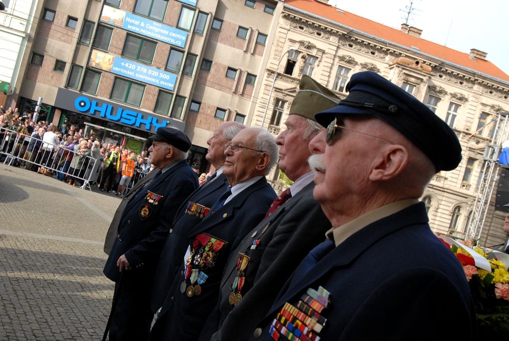 Vzpomínkový akt 6.5.2014 u památníku Díky, Ameriko! zakončil  veřejný program Slavností svobody, oslav osvobození Plzně americkou armádou v květnu 1945, které se letos uskutečnily ve dnech 2. – 6. května. Vojenská ležení, historické kempy, džípy a další vojenská technika, ale i doprovodný hudební program přilákaly desetitisíce lidí do centra města. Největšímu zájmu se těšila kolona vojenských historických vozidel Convoy of Liberty, pyrotechnická show Bombardéry nad Plzní nebo devítinásobný seskok parašutistů na náměstí Republiky. Středem pozornosti byli američtí a belgičtí veteráni, kteří opět zaujali svými vzpomínkami při debatě s veřejností i studenty.