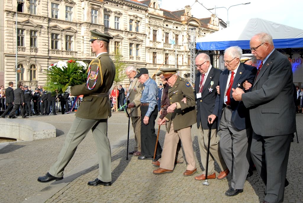Vzpomínkový akt 6.5.2014 u památníku Díky, Ameriko! zakončil  veřejný program Slavností svobody, oslav osvobození Plzně americkou armádou v květnu 1945, které se letos uskutečnily ve dnech 2. – 6. května. Vojenská ležení, historické kempy, džípy a další vojenská technika, ale i doprovodný hudební program přilákaly desetitisíce lidí do centra města. Největšímu zájmu se těšila kolona vojenských historických vozidel Convoy of Liberty, pyrotechnická show Bombardéry nad Plzní nebo devítinásobný seskok parašutistů na náměstí Republiky. Středem pozornosti byli američtí a belgičtí veteráni, kteří opět zaujali svými vzpomínkami při debatě s veřejností i studenty.