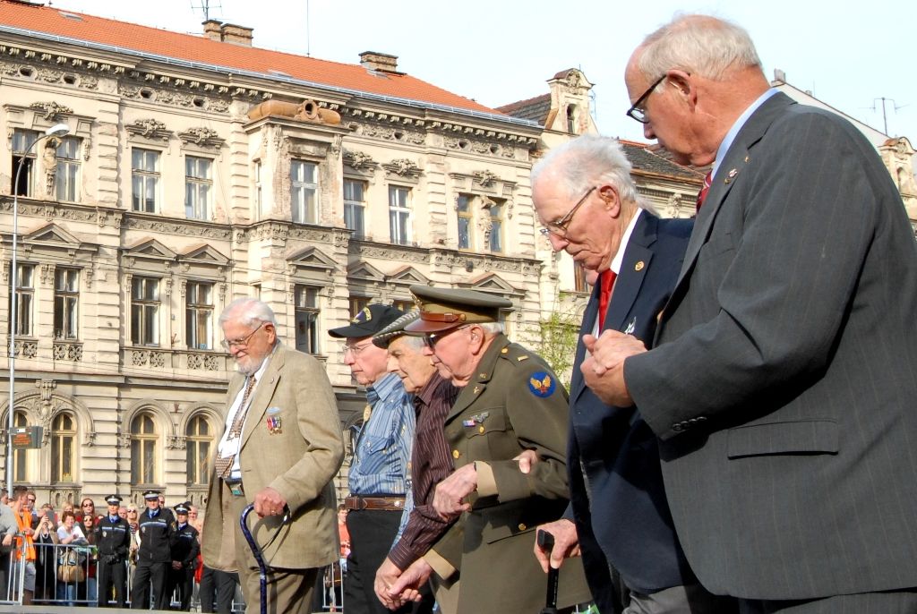 Vzpomínkový akt 6.5.2014 u památníku Díky, Ameriko! zakončil  veřejný program Slavností svobody, oslav osvobození Plzně americkou armádou v květnu 1945, které se letos uskutečnily ve dnech 2. – 6. května. Vojenská ležení, historické kempy, džípy a další vojenská technika, ale i doprovodný hudební program přilákaly desetitisíce lidí do centra města. Největšímu zájmu se těšila kolona vojenských historických vozidel Convoy of Liberty, pyrotechnická show Bombardéry nad Plzní nebo devítinásobný seskok parašutistů na náměstí Republiky. Středem pozornosti byli američtí a belgičtí veteráni, kteří opět zaujali svými vzpomínkami při debatě s veřejností i studenty.