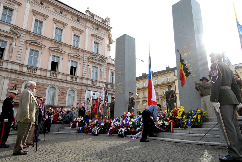 Vzpomínkový akt 6.5.2014 u památníku Díky, Ameriko! zakončil  veřejný program Slavností svobody, oslav osvobození Plzně americkou armádou v květnu 1945, které se letos uskutečnily ve dnech 2. – 6. května. Vojenská ležení, historické kempy, džípy a další vojenská technika, ale i doprovodný hudební program přilákaly desetitisíce lidí do centra města. Největšímu zájmu se těšila kolona vojenských historických vozidel Convoy of Liberty, pyrotechnická show Bombardéry nad Plzní nebo devítinásobný seskok parašutistů na náměstí Republiky. Středem pozornosti byli američtí a belgičtí veteráni, kteří opět zaujali svými vzpomínkami při debatě s veřejností i studenty.