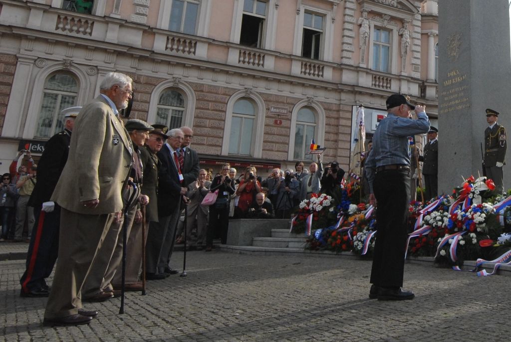 Vzpomínkový akt 6.5.2014 u památníku Díky, Ameriko! zakončil  veřejný program Slavností svobody, oslav osvobození Plzně americkou armádou v květnu 1945, které se letos uskutečnily ve dnech 2. – 6. května. Vojenská ležení, historické kempy, džípy a další vojenská technika, ale i doprovodný hudební program přilákaly desetitisíce lidí do centra města. Největšímu zájmu se těšila kolona vojenských historických vozidel Convoy of Liberty, pyrotechnická show Bombardéry nad Plzní nebo devítinásobný seskok parašutistů na náměstí Republiky. Středem pozornosti byli američtí a belgičtí veteráni, kteří opět zaujali svými vzpomínkami při debatě s veřejností i studenty.
