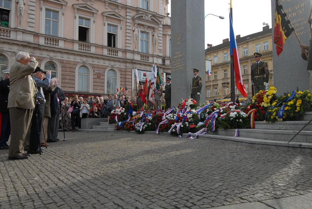 Vzpomínkový akt 6.5.2014 u památníku Díky, Ameriko! zakončil  veřejný program Slavností svobody, oslav osvobození Plzně americkou armádou v květnu 1945, které se letos uskutečnily ve dnech 2. – 6. května. Vojenská ležení, historické kempy, džípy a další vojenská technika, ale i doprovodný hudební program přilákaly desetitisíce lidí do centra města. Největšímu zájmu se těšila kolona vojenských historických vozidel Convoy of Liberty, pyrotechnická show Bombardéry nad Plzní nebo devítinásobný seskok parašutistů na náměstí Republiky. Středem pozornosti byli američtí a belgičtí veteráni, kteří opět zaujali svými vzpomínkami při debatě s veřejností i studenty.