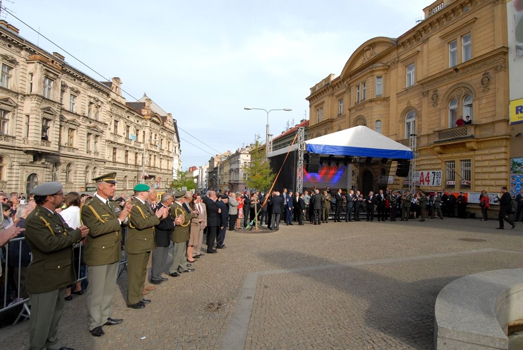 Vzpomínkový akt 6.5.2014 u památníku Díky, Ameriko! zakončil  veřejný program Slavností svobody, oslav osvobození Plzně americkou armádou v květnu 1945, které se letos uskutečnily ve dnech 2. – 6. května. Vojenská ležení, historické kempy, džípy a další vojenská technika, ale i doprovodný hudební program přilákaly desetitisíce lidí do centra města. Největšímu zájmu se těšila kolona vojenských historických vozidel Convoy of Liberty, pyrotechnická show Bombardéry nad Plzní nebo devítinásobný seskok parašutistů na náměstí Republiky. Středem pozornosti byli američtí a belgičtí veteráni, kteří opět zaujali svými vzpomínkami při debatě s veřejností i studenty.