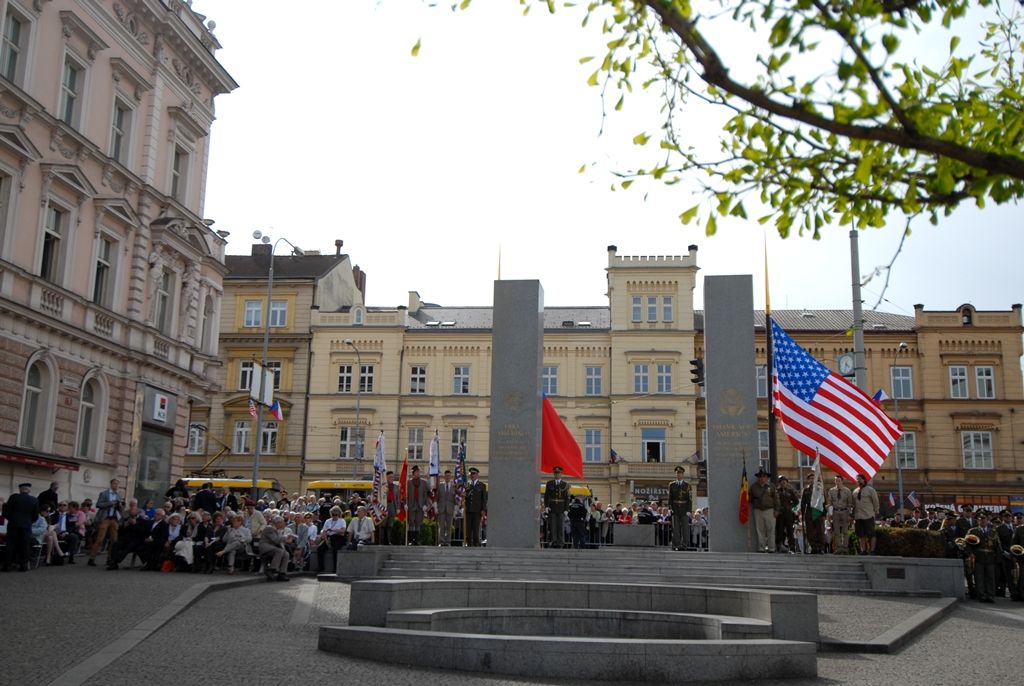 Vzpomínkový akt 6.5.2014 u památníku Díky, Ameriko! zakončil  veřejný program Slavností svobody, oslav osvobození Plzně americkou armádou v květnu 1945, které se letos uskutečnily ve dnech 2. – 6. května. Vojenská ležení, historické kempy, džípy a další vojenská technika, ale i doprovodný hudební program přilákaly desetitisíce lidí do centra města. Největšímu zájmu se těšila kolona vojenských historických vozidel Convoy of Liberty, pyrotechnická show Bombardéry nad Plzní nebo devítinásobný seskok parašutistů na náměstí Republiky. Středem pozornosti byli američtí a belgičtí veteráni, kteří opět zaujali svými vzpomínkami při debatě s veřejností i studenty.