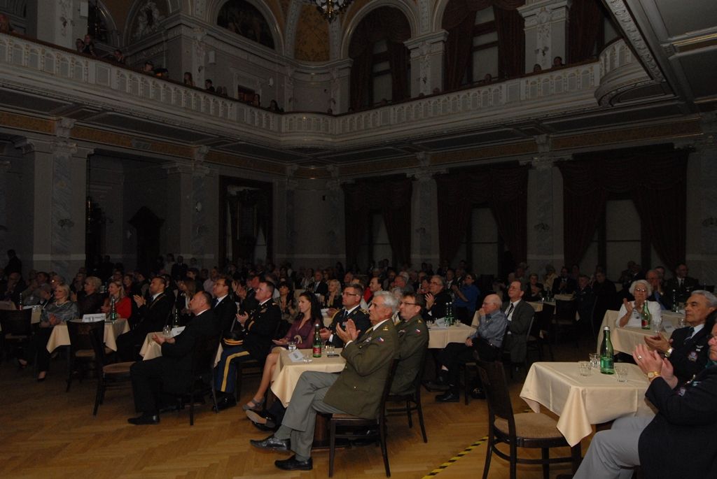 Držiteli historické pečeti města Plzně se včera (6.5.2014) v Měšťanské besedě stali Doug LaViolette, předseda Nadace Briana LaViolette, Bob Nueske, jeden z hlavních sponzorů a člen správní rady nadace, a George Patton Waters, vnuk generála Pattona. Plaketu s vyobrazením městské historické pečetě jim při slavnostním závěrečném večeru oslav osvobození v přítomnosti amerických a belgických veteránů a významných hostů předal primátor Martin Baxa, který je uděluje podle své úvahy osobám, jež se zasloužily o rozvoj města, jeho propagaci, ochranu jeho práv a zájmů nebo jiným způsobem napomohly zvýšení prestiže města.