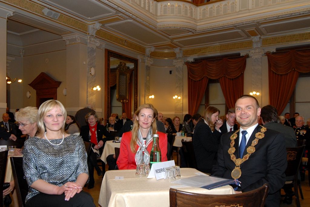 Držiteli historické pečeti města Plzně se včera (6.5.2014) v Měšťanské besedě stali Doug LaViolette, předseda Nadace Briana LaViolette, Bob Nueske, jeden z hlavních sponzorů a člen správní rady nadace, a George Patton Waters, vnuk generála Pattona. Plaketu s vyobrazením městské historické pečetě jim při slavnostním závěrečném večeru oslav osvobození v přítomnosti amerických a belgických veteránů a významných hostů předal primátor Martin Baxa, který je uděluje podle své úvahy osobám, jež se zasloužily o rozvoj města, jeho propagaci, ochranu jeho práv a zájmů nebo jiným způsobem napomohly zvýšení prestiže města.