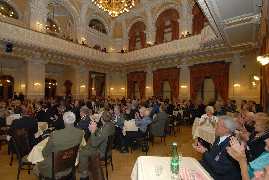 Držiteli historické pečeti města Plzně se včera (6.5.2014) v Měšťanské besedě stali Doug LaViolette, předseda Nadace Briana LaViolette, Bob Nueske, jeden z hlavních sponzorů a člen správní rady nadace, a George Patton Waters, vnuk generála Pattona. Plaketu s vyobrazením městské historické pečetě jim při slavnostním závěrečném večeru oslav osvobození v přítomnosti amerických a belgických veteránů a významných hostů předal primátor Martin Baxa, který je uděluje podle své úvahy osobám, jež se zasloužily o rozvoj města, jeho propagaci, ochranu jeho práv a zájmů nebo jiným způsobem napomohly zvýšení prestiže města.
