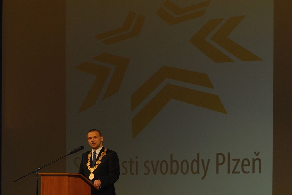 Držiteli historické pečeti města Plzně se včera (6.5.2014) v Měšťanské besedě stali Doug LaViolette, předseda Nadace Briana LaViolette, Bob Nueske, jeden z hlavních sponzorů a člen správní rady nadace, a George Patton Waters, vnuk generála Pattona. Plaketu s vyobrazením městské historické pečetě jim při slavnostním závěrečném večeru oslav osvobození v přítomnosti amerických a belgických veteránů a významných hostů předal primátor Martin Baxa, který je uděluje podle své úvahy osobám, jež se zasloužily o rozvoj města, jeho propagaci, ochranu jeho práv a zájmů nebo jiným způsobem napomohly zvýšení prestiže města.