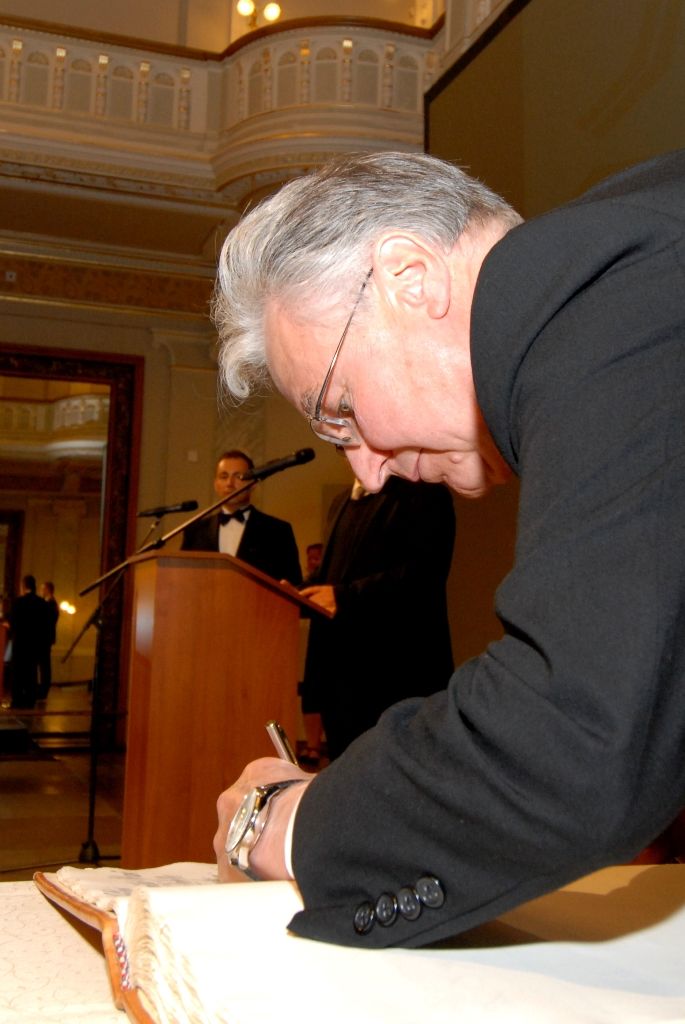 Držiteli historické pečeti města Plzně se včera (6.5.2014) v Měšťanské besedě stali Doug LaViolette, předseda Nadace Briana LaViolette, Bob Nueske, jeden z hlavních sponzorů a člen správní rady nadace, a George Patton Waters, vnuk generála Pattona. Plaketu s vyobrazením městské historické pečetě jim při slavnostním závěrečném večeru oslav osvobození v přítomnosti amerických a belgických veteránů a významných hostů předal primátor Martin Baxa, který je uděluje podle své úvahy osobám, jež se zasloužily o rozvoj města, jeho propagaci, ochranu jeho práv a zájmů nebo jiným způsobem napomohly zvýšení prestiže města.