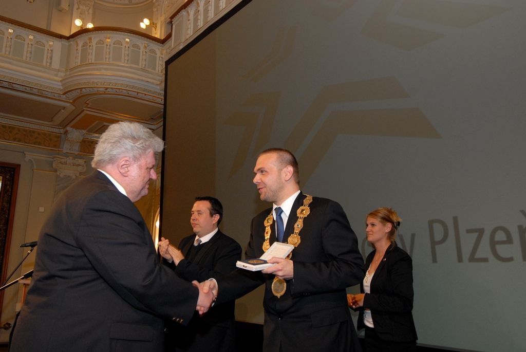 Držiteli historické pečeti města Plzně se včera (6.5.2014) v Měšťanské besedě stali Doug LaViolette, předseda Nadace Briana LaViolette, Bob Nueske, jeden z hlavních sponzorů a člen správní rady nadace, a George Patton Waters, vnuk generála Pattona. Plaketu s vyobrazením městské historické pečetě jim při slavnostním závěrečném večeru oslav osvobození v přítomnosti amerických a belgických veteránů a významných hostů předal primátor Martin Baxa, který je uděluje podle své úvahy osobám, jež se zasloužily o rozvoj města, jeho propagaci, ochranu jeho práv a zájmů nebo jiným způsobem napomohly zvýšení prestiže města.