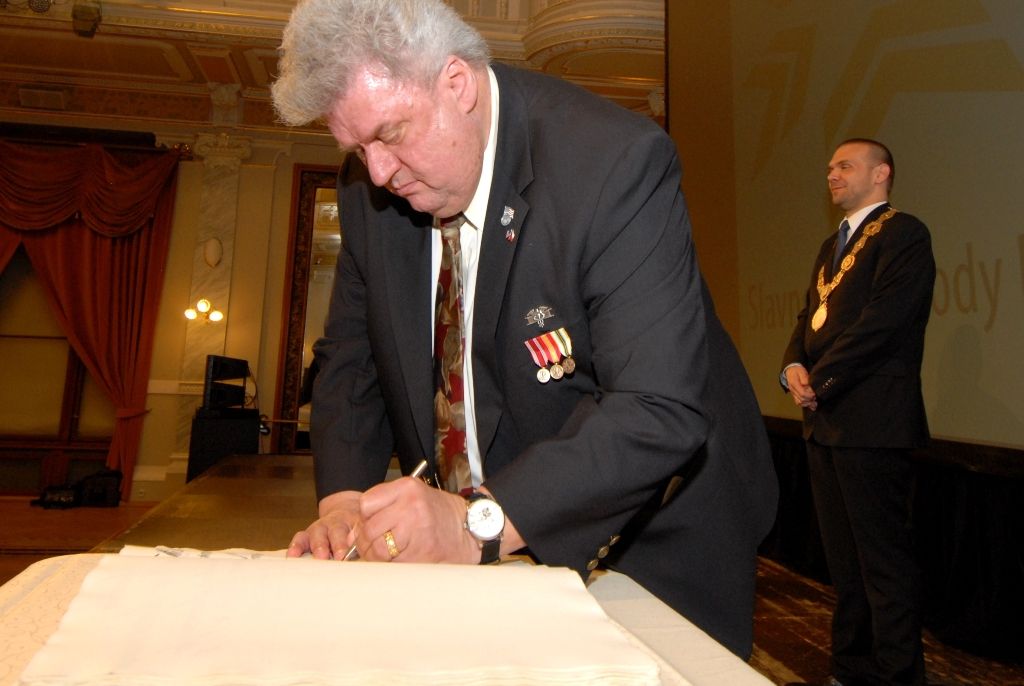 Držiteli historické pečeti města Plzně se včera (6.5.2014) v Měšťanské besedě stali Doug LaViolette, předseda Nadace Briana LaViolette, Bob Nueske, jeden z hlavních sponzorů a člen správní rady nadace, a George Patton Waters, vnuk generála Pattona. Plaketu s vyobrazením městské historické pečetě jim při slavnostním závěrečném večeru oslav osvobození v přítomnosti amerických a belgických veteránů a významných hostů předal primátor Martin Baxa, který je uděluje podle své úvahy osobám, jež se zasloužily o rozvoj města, jeho propagaci, ochranu jeho práv a zájmů nebo jiným způsobem napomohly zvýšení prestiže města.