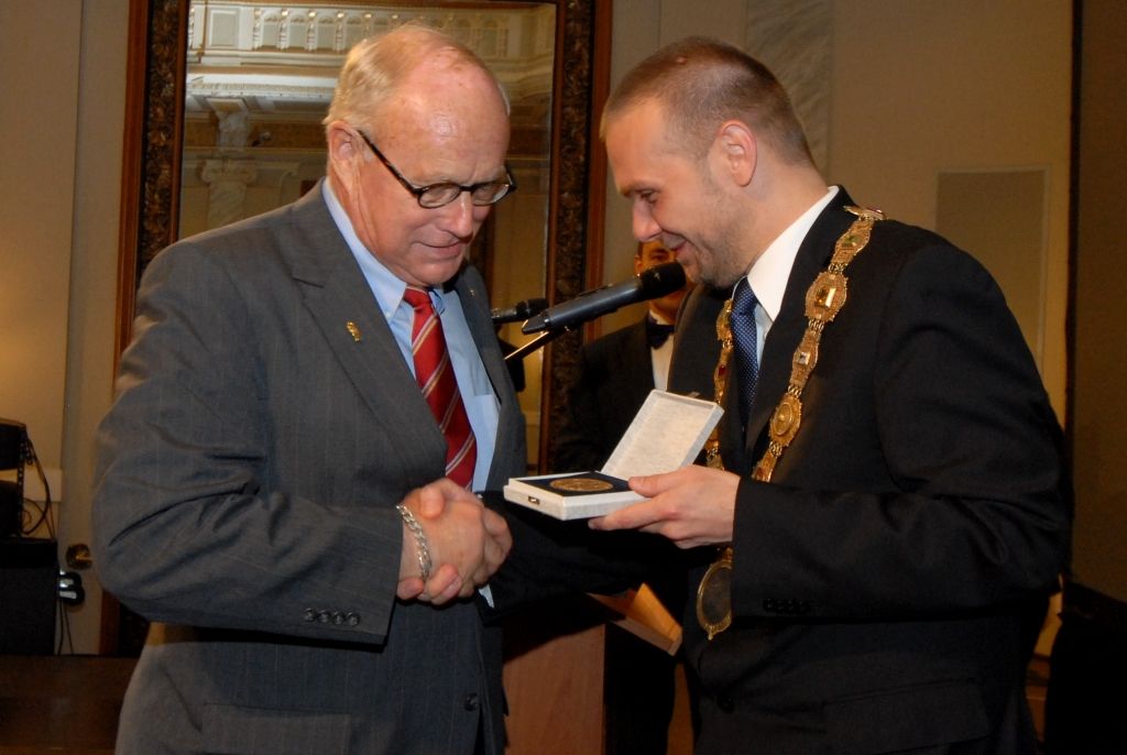 Držiteli historické pečeti města Plzně se včera (6.5.2014) v Měšťanské besedě stali Doug LaViolette, předseda Nadace Briana LaViolette, Bob Nueske, jeden z hlavních sponzorů a člen správní rady nadace, a George Patton Waters, vnuk generála Pattona. Plaketu s vyobrazením městské historické pečetě jim při slavnostním závěrečném večeru oslav osvobození v přítomnosti amerických a belgických veteránů a významných hostů předal primátor Martin Baxa, který je uděluje podle své úvahy osobám, jež se zasloužily o rozvoj města, jeho propagaci, ochranu jeho práv a zájmů nebo jiným způsobem napomohly zvýšení prestiže města.