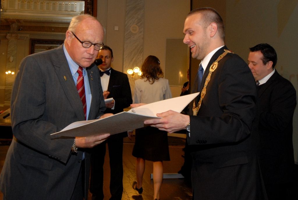 Držiteli historické pečeti města Plzně se včera (6.5.2014) v Měšťanské besedě stali Doug LaViolette, předseda Nadace Briana LaViolette, Bob Nueske, jeden z hlavních sponzorů a člen správní rady nadace, a George Patton Waters, vnuk generála Pattona. Plaketu s vyobrazením městské historické pečetě jim při slavnostním závěrečném večeru oslav osvobození v přítomnosti amerických a belgických veteránů a významných hostů předal primátor Martin Baxa, který je uděluje podle své úvahy osobám, jež se zasloužily o rozvoj města, jeho propagaci, ochranu jeho práv a zájmů nebo jiným způsobem napomohly zvýšení prestiže města.