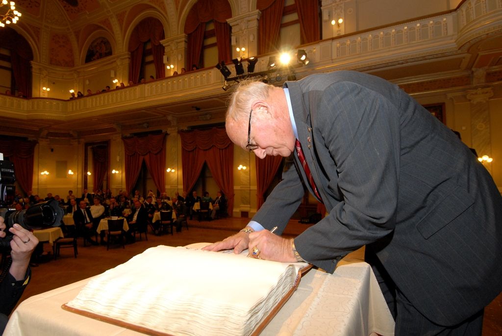 Držiteli historické pečeti města Plzně se včera (6.5.2014) v Měšťanské besedě stali Doug LaViolette, předseda Nadace Briana LaViolette, Bob Nueske, jeden z hlavních sponzorů a člen správní rady nadace, a George Patton Waters, vnuk generála Pattona. Plaketu s vyobrazením městské historické pečetě jim při slavnostním závěrečném večeru oslav osvobození v přítomnosti amerických a belgických veteránů a významných hostů předal primátor Martin Baxa, který je uděluje podle své úvahy osobám, jež se zasloužily o rozvoj města, jeho propagaci, ochranu jeho práv a zájmů nebo jiným způsobem napomohly zvýšení prestiže města.