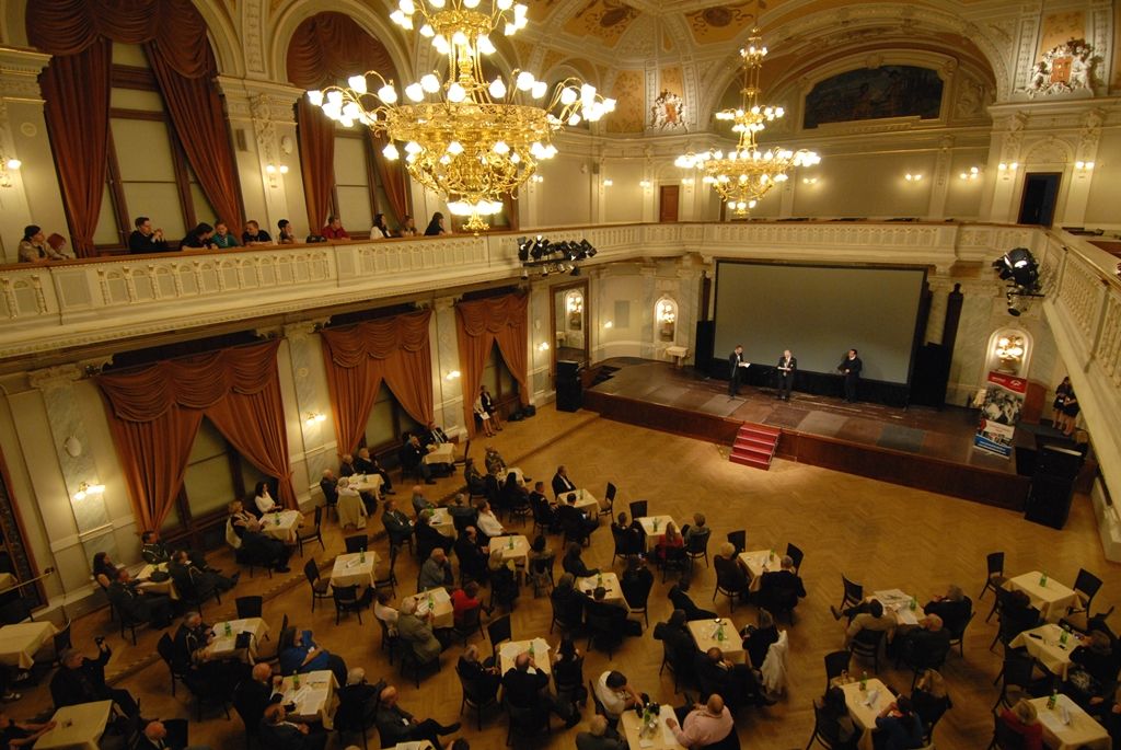 Držiteli historické pečeti města Plzně se včera (6.5.2014) v Měšťanské besedě stali Doug LaViolette, předseda Nadace Briana LaViolette, Bob Nueske, jeden z hlavních sponzorů a člen správní rady nadace, a George Patton Waters, vnuk generála Pattona. Plaketu s vyobrazením městské historické pečetě jim při slavnostním závěrečném večeru oslav osvobození v přítomnosti amerických a belgických veteránů a významných hostů předal primátor Martin Baxa, který je uděluje podle své úvahy osobám, jež se zasloužily o rozvoj města, jeho propagaci, ochranu jeho práv a zájmů nebo jiným způsobem napomohly zvýšení prestiže města.