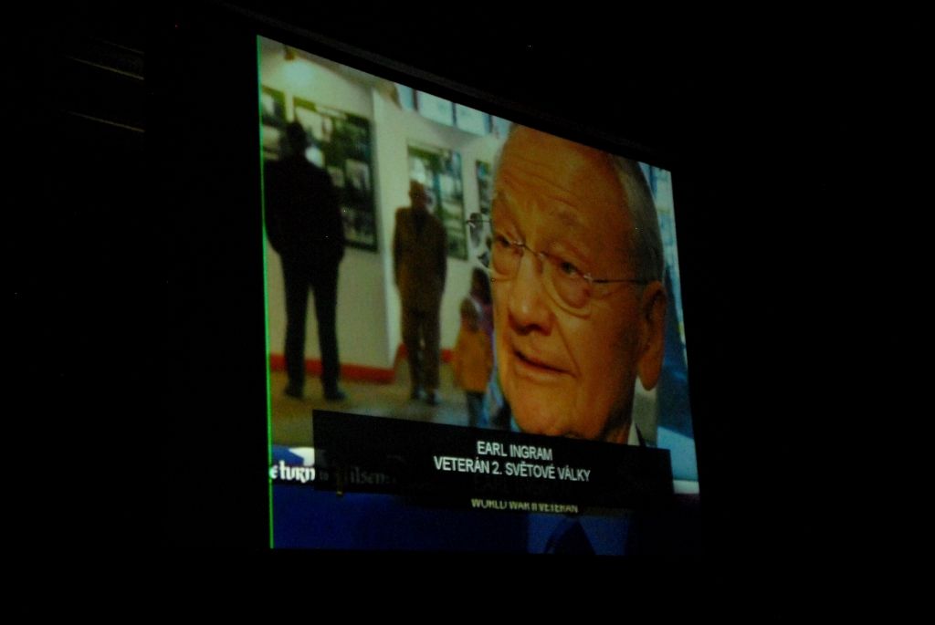 Držiteli historické pečeti města Plzně se včera (6.5.2014) v Měšťanské besedě stali Doug LaViolette, předseda Nadace Briana LaViolette, Bob Nueske, jeden z hlavních sponzorů a člen správní rady nadace, a George Patton Waters, vnuk generála Pattona. Plaketu s vyobrazením městské historické pečetě jim při slavnostním závěrečném večeru oslav osvobození v přítomnosti amerických a belgických veteránů a významných hostů předal primátor Martin Baxa, který je uděluje podle své úvahy osobám, jež se zasloužily o rozvoj města, jeho propagaci, ochranu jeho práv a zájmů nebo jiným způsobem napomohly zvýšení prestiže města.