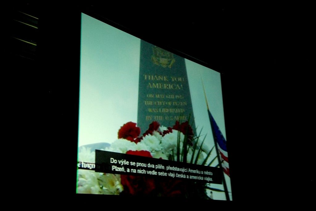 Držiteli historické pečeti města Plzně se včera (6.5.2014) v Měšťanské besedě stali Doug LaViolette, předseda Nadace Briana LaViolette, Bob Nueske, jeden z hlavních sponzorů a člen správní rady nadace, a George Patton Waters, vnuk generála Pattona. Plaketu s vyobrazením městské historické pečetě jim při slavnostním závěrečném večeru oslav osvobození v přítomnosti amerických a belgických veteránů a významných hostů předal primátor Martin Baxa, který je uděluje podle své úvahy osobám, jež se zasloužily o rozvoj města, jeho propagaci, ochranu jeho práv a zájmů nebo jiným způsobem napomohly zvýšení prestiže města.