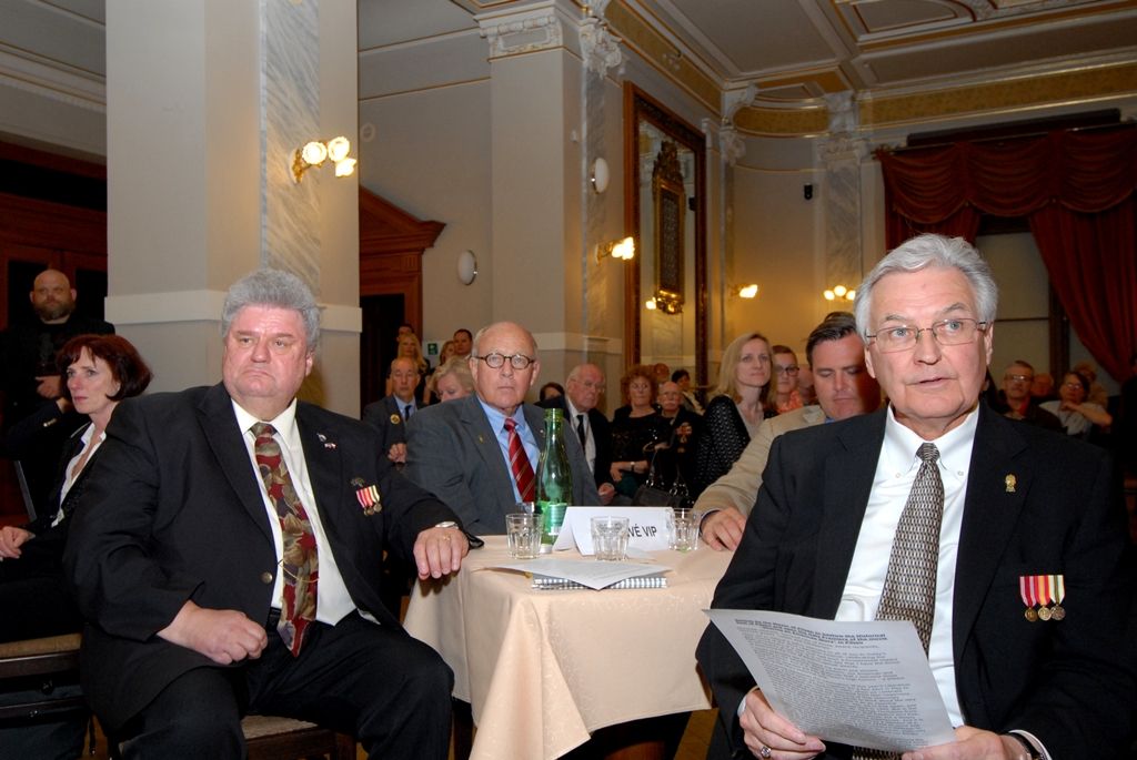 Držiteli historické pečeti města Plzně se včera (6.5.2014) v Měšťanské besedě stali Doug LaViolette, předseda Nadace Briana LaViolette, Bob Nueske, jeden z hlavních sponzorů a člen správní rady nadace, a George Patton Waters, vnuk generála Pattona. Plaketu s vyobrazením městské historické pečetě jim při slavnostním závěrečném večeru oslav osvobození v přítomnosti amerických a belgických veteránů a významných hostů předal primátor Martin Baxa, který je uděluje podle své úvahy osobám, jež se zasloužily o rozvoj města, jeho propagaci, ochranu jeho práv a zájmů nebo jiným způsobem napomohly zvýšení prestiže města.