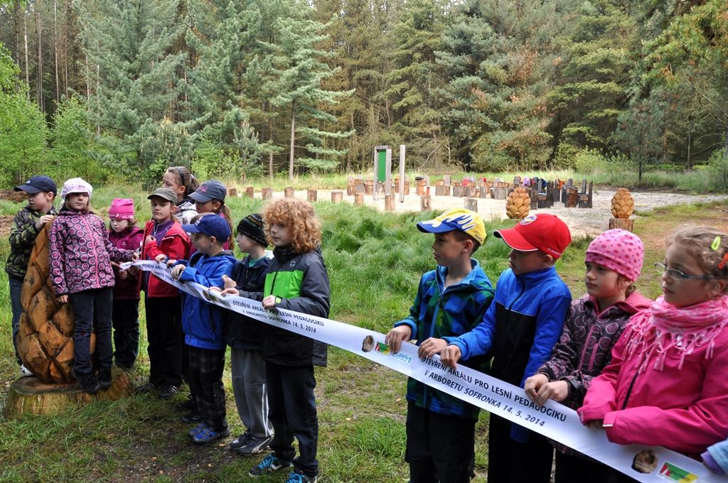 V prostoru horní plochy arboreta Sofronka byl slavnostně 14.5.2014 otevřen areál, který má sloužit především pro lesní pedagogiku. Doplní naučnou stezku borovic a expozici věnovanou včelařství, které se v Sofronce nacházejí. Nově tak vznikla unikátní prohlídková trasa s informačními panely v okolí rybníků Vydymáček a Rozkopaný sloužící především pro školy a registrované skupiny k environmentální a lesnické výchově. Jde o další krok Správy veřejného statku města Plzně, do níž bylo arboretum v roce 2010 začleněno.
