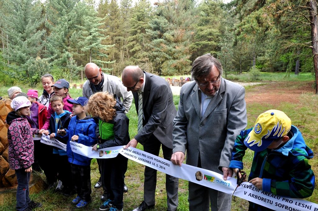 V prostoru horní plochy arboreta Sofronka byl slavnostně 14.5.2014 otevřen areál, který má sloužit především pro lesní pedagogiku. Doplní naučnou stezku borovic a expozici věnovanou včelařství, které se v Sofronce nacházejí. Nově tak vznikla unikátní prohlídková trasa s informačními panely v okolí rybníků Vydymáček a Rozkopaný sloužící především pro školy a registrované skupiny k environmentální a lesnické výchově. Jde o další krok Správy veřejného statku města Plzně, do níž bylo arboretum v roce 2010 začleněno.