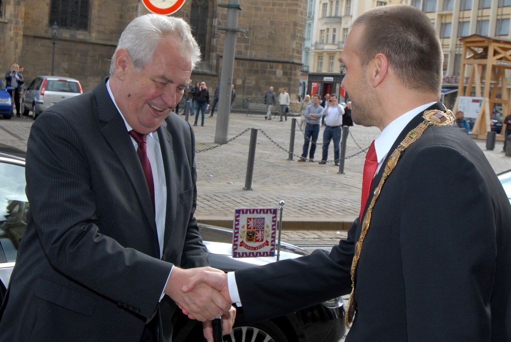 Na radnici zavítal prezident Miloš Zeman 14.5.2014 v odpoledních hodinách v doprovodu hejtmana Václava Šlajse a primátora Martina Baxy. „V Plzni jsem byl mnohokrát, ale zvláště vzpomínám na 6. květen 1990, kdy Plzeň oslavovala osvobození americkou armádou, ne sovětskou, jak se do té doby tvrdilo. Když vládla porevoluční atmosféra, věřili lidé v krásnou budoucnost, ale ta zešedla. A je to vina nás všech, mne nevyjímaje. Musíme udělat vše pro rozjasnění budoucnosti prostřednictvím, jak já říkám, ostrovů pozitivní deviace. Plzeňský kraj je jedním z nich. Rozvíjejme tyto ostrovy a snažme se kriticky upozorňovat na to, co se nám nelíbí,“ řekl mimo jiné ve svém úvodním slově prezident.