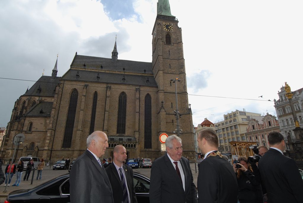 Na radnici zavítal prezident Miloš Zeman 14.5.2014 v odpoledních hodinách v doprovodu hejtmana Václava Šlajse a primátora Martina Baxy. „V Plzni jsem byl mnohokrát, ale zvláště vzpomínám na 6. květen 1990, kdy Plzeň oslavovala osvobození americkou armádou, ne sovětskou, jak se do té doby tvrdilo. Když vládla porevoluční atmosféra, věřili lidé v krásnou budoucnost, ale ta zešedla. A je to vina nás všech, mne nevyjímaje. Musíme udělat vše pro rozjasnění budoucnosti prostřednictvím, jak já říkám, ostrovů pozitivní deviace. Plzeňský kraj je jedním z nich. Rozvíjejme tyto ostrovy a snažme se kriticky upozorňovat na to, co se nám nelíbí,“ řekl mimo jiné ve svém úvodním slově prezident.