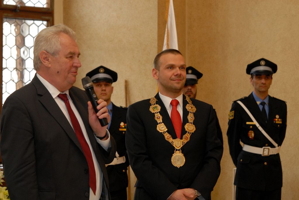 Na radnici zavítal prezident Miloš Zeman 14.5.2014 v odpoledních hodinách v doprovodu hejtmana Václava Šlajse a primátora Martina Baxy. „V Plzni jsem byl mnohokrát, ale zvláště vzpomínám na 6. květen 1990, kdy Plzeň oslavovala osvobození americkou armádou, ne sovětskou, jak se do té doby tvrdilo. Když vládla porevoluční atmosféra, věřili lidé v krásnou budoucnost, ale ta zešedla. A je to vina nás všech, mne nevyjímaje. Musíme udělat vše pro rozjasnění budoucnosti prostřednictvím, jak já říkám, ostrovů pozitivní deviace. Plzeňský kraj je jedním z nich. Rozvíjejme tyto ostrovy a snažme se kriticky upozorňovat na to, co se nám nelíbí,“ řekl mimo jiné ve svém úvodním slově prezident.