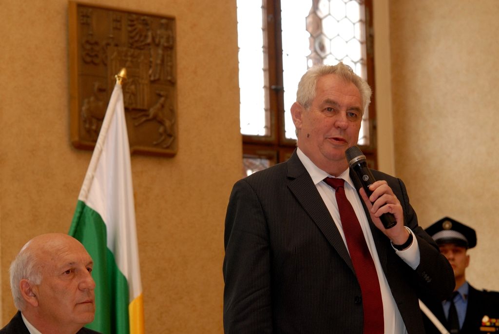 Na radnici zavítal prezident Miloš Zeman 14.5.2014 v odpoledních hodinách v doprovodu hejtmana Václava Šlajse a primátora Martina Baxy. „V Plzni jsem byl mnohokrát, ale zvláště vzpomínám na 6. květen 1990, kdy Plzeň oslavovala osvobození americkou armádou, ne sovětskou, jak se do té doby tvrdilo. Když vládla porevoluční atmosféra, věřili lidé v krásnou budoucnost, ale ta zešedla. A je to vina nás všech, mne nevyjímaje. Musíme udělat vše pro rozjasnění budoucnosti prostřednictvím, jak já říkám, ostrovů pozitivní deviace. Plzeňský kraj je jedním z nich. Rozvíjejme tyto ostrovy a snažme se kriticky upozorňovat na to, co se nám nelíbí,“ řekl mimo jiné ve svém úvodním slově prezident.