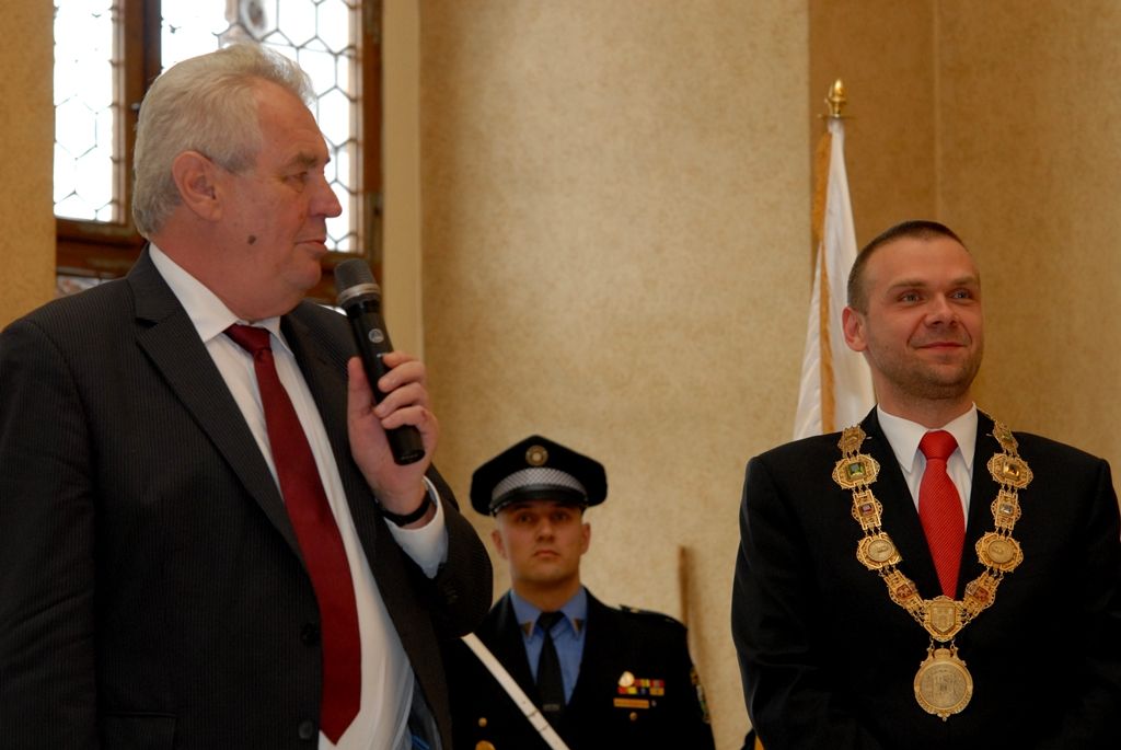 Na radnici zavítal prezident Miloš Zeman 14.5.2014 v odpoledních hodinách v doprovodu hejtmana Václava Šlajse a primátora Martina Baxy. „V Plzni jsem byl mnohokrát, ale zvláště vzpomínám na 6. květen 1990, kdy Plzeň oslavovala osvobození americkou armádou, ne sovětskou, jak se do té doby tvrdilo. Když vládla porevoluční atmosféra, věřili lidé v krásnou budoucnost, ale ta zešedla. A je to vina nás všech, mne nevyjímaje. Musíme udělat vše pro rozjasnění budoucnosti prostřednictvím, jak já říkám, ostrovů pozitivní deviace. Plzeňský kraj je jedním z nich. Rozvíjejme tyto ostrovy a snažme se kriticky upozorňovat na to, co se nám nelíbí,“ řekl mimo jiné ve svém úvodním slově prezident.
