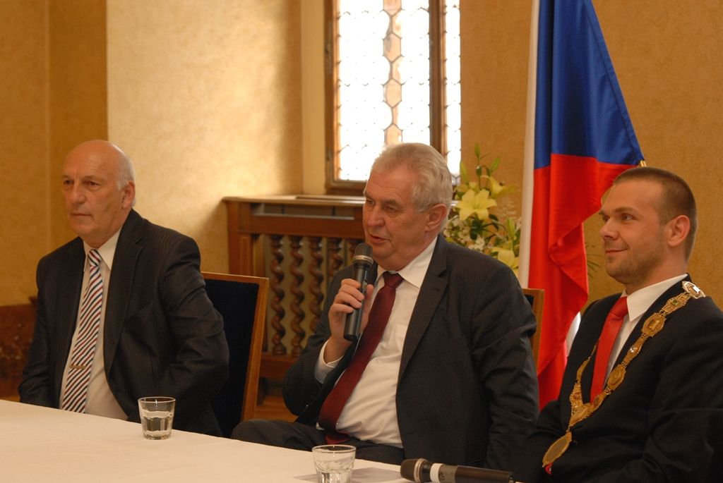 Na radnici zavítal prezident Miloš Zeman 14.5.2014 v odpoledních hodinách v doprovodu hejtmana Václava Šlajse a primátora Martina Baxy. „V Plzni jsem byl mnohokrát, ale zvláště vzpomínám na 6. květen 1990, kdy Plzeň oslavovala osvobození americkou armádou, ne sovětskou, jak se do té doby tvrdilo. Když vládla porevoluční atmosféra, věřili lidé v krásnou budoucnost, ale ta zešedla. A je to vina nás všech, mne nevyjímaje. Musíme udělat vše pro rozjasnění budoucnosti prostřednictvím, jak já říkám, ostrovů pozitivní deviace. Plzeňský kraj je jedním z nich. Rozvíjejme tyto ostrovy a snažme se kriticky upozorňovat na to, co se nám nelíbí,“ řekl mimo jiné ve svém úvodním slově prezident.