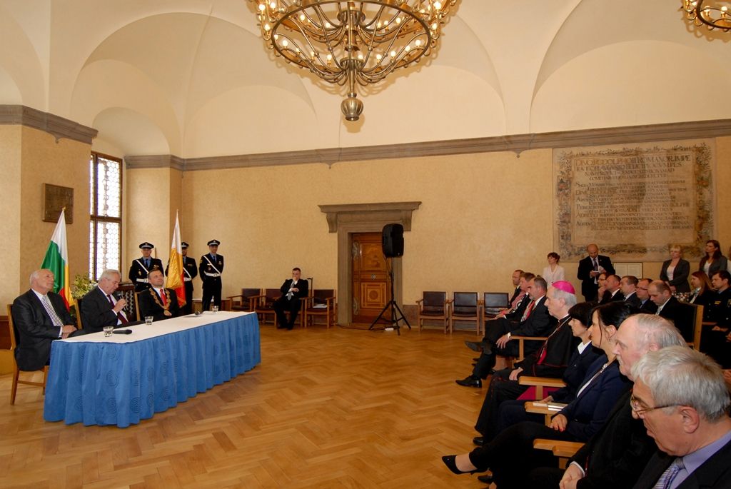Na radnici zavítal prezident Miloš Zeman 14.5.2014 v odpoledních hodinách v doprovodu hejtmana Václava Šlajse a primátora Martina Baxy. „V Plzni jsem byl mnohokrát, ale zvláště vzpomínám na 6. květen 1990, kdy Plzeň oslavovala osvobození americkou armádou, ne sovětskou, jak se do té doby tvrdilo. Když vládla porevoluční atmosféra, věřili lidé v krásnou budoucnost, ale ta zešedla. A je to vina nás všech, mne nevyjímaje. Musíme udělat vše pro rozjasnění budoucnosti prostřednictvím, jak já říkám, ostrovů pozitivní deviace. Plzeňský kraj je jedním z nich. Rozvíjejme tyto ostrovy a snažme se kriticky upozorňovat na to, co se nám nelíbí,“ řekl mimo jiné ve svém úvodním slově prezident.