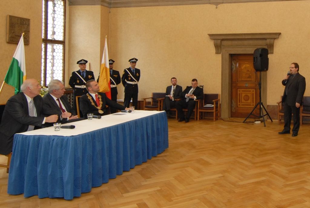 Na radnici zavítal prezident Miloš Zeman 14.5.2014 v odpoledních hodinách v doprovodu hejtmana Václava Šlajse a primátora Martina Baxy. „V Plzni jsem byl mnohokrát, ale zvláště vzpomínám na 6. květen 1990, kdy Plzeň oslavovala osvobození americkou armádou, ne sovětskou, jak se do té doby tvrdilo. Když vládla porevoluční atmosféra, věřili lidé v krásnou budoucnost, ale ta zešedla. A je to vina nás všech, mne nevyjímaje. Musíme udělat vše pro rozjasnění budoucnosti prostřednictvím, jak já říkám, ostrovů pozitivní deviace. Plzeňský kraj je jedním z nich. Rozvíjejme tyto ostrovy a snažme se kriticky upozorňovat na to, co se nám nelíbí,“ řekl mimo jiné ve svém úvodním slově prezident.
