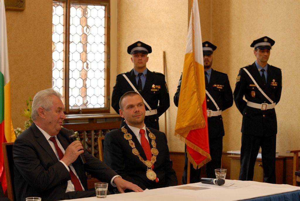 Na radnici zavítal prezident Miloš Zeman 14.5.2014 v odpoledních hodinách v doprovodu hejtmana Václava Šlajse a primátora Martina Baxy. „V Plzni jsem byl mnohokrát, ale zvláště vzpomínám na 6. květen 1990, kdy Plzeň oslavovala osvobození americkou armádou, ne sovětskou, jak se do té doby tvrdilo. Když vládla porevoluční atmosféra, věřili lidé v krásnou budoucnost, ale ta zešedla. A je to vina nás všech, mne nevyjímaje. Musíme udělat vše pro rozjasnění budoucnosti prostřednictvím, jak já říkám, ostrovů pozitivní deviace. Plzeňský kraj je jedním z nich. Rozvíjejme tyto ostrovy a snažme se kriticky upozorňovat na to, co se nám nelíbí,“ řekl mimo jiné ve svém úvodním slově prezident.