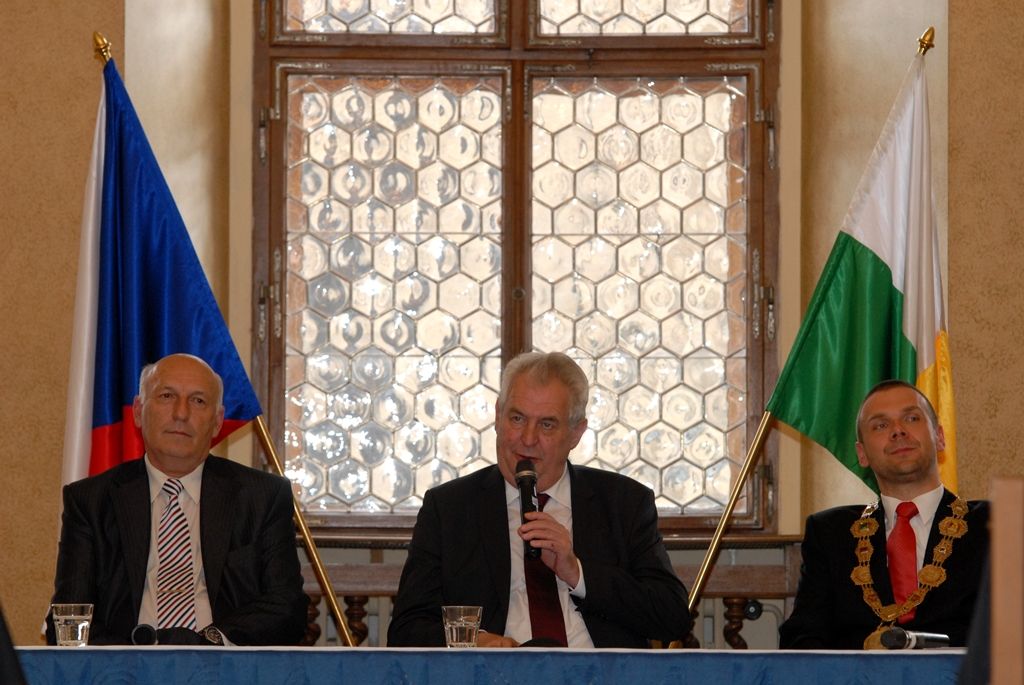 Na radnici zavítal prezident Miloš Zeman 14.5.2014 v odpoledních hodinách v doprovodu hejtmana Václava Šlajse a primátora Martina Baxy. „V Plzni jsem byl mnohokrát, ale zvláště vzpomínám na 6. květen 1990, kdy Plzeň oslavovala osvobození americkou armádou, ne sovětskou, jak se do té doby tvrdilo. Když vládla porevoluční atmosféra, věřili lidé v krásnou budoucnost, ale ta zešedla. A je to vina nás všech, mne nevyjímaje. Musíme udělat vše pro rozjasnění budoucnosti prostřednictvím, jak já říkám, ostrovů pozitivní deviace. Plzeňský kraj je jedním z nich. Rozvíjejme tyto ostrovy a snažme se kriticky upozorňovat na to, co se nám nelíbí,“ řekl mimo jiné ve svém úvodním slově prezident.