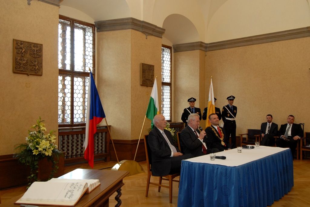 Na radnici zavítal prezident Miloš Zeman 14.5.2014 v odpoledních hodinách v doprovodu hejtmana Václava Šlajse a primátora Martina Baxy. „V Plzni jsem byl mnohokrát, ale zvláště vzpomínám na 6. květen 1990, kdy Plzeň oslavovala osvobození americkou armádou, ne sovětskou, jak se do té doby tvrdilo. Když vládla porevoluční atmosféra, věřili lidé v krásnou budoucnost, ale ta zešedla. A je to vina nás všech, mne nevyjímaje. Musíme udělat vše pro rozjasnění budoucnosti prostřednictvím, jak já říkám, ostrovů pozitivní deviace. Plzeňský kraj je jedním z nich. Rozvíjejme tyto ostrovy a snažme se kriticky upozorňovat na to, co se nám nelíbí,“ řekl mimo jiné ve svém úvodním slově prezident.