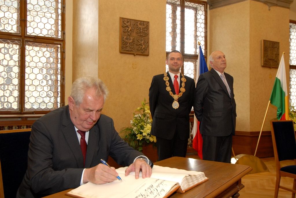 Na radnici zavítal prezident Miloš Zeman 14.5.2014 v odpoledních hodinách v doprovodu hejtmana Václava Šlajse a primátora Martina Baxy. „V Plzni jsem byl mnohokrát, ale zvláště vzpomínám na 6. květen 1990, kdy Plzeň oslavovala osvobození americkou armádou, ne sovětskou, jak se do té doby tvrdilo. Když vládla porevoluční atmosféra, věřili lidé v krásnou budoucnost, ale ta zešedla. A je to vina nás všech, mne nevyjímaje. Musíme udělat vše pro rozjasnění budoucnosti prostřednictvím, jak já říkám, ostrovů pozitivní deviace. Plzeňský kraj je jedním z nich. Rozvíjejme tyto ostrovy a snažme se kriticky upozorňovat na to, co se nám nelíbí,“ řekl mimo jiné ve svém úvodním slově prezident.