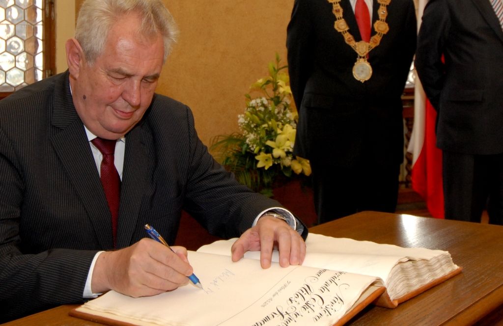 Na radnici zavítal prezident Miloš Zeman 14.5.2014 v odpoledních hodinách v doprovodu hejtmana Václava Šlajse a primátora Martina Baxy. „V Plzni jsem byl mnohokrát, ale zvláště vzpomínám na 6. květen 1990, kdy Plzeň oslavovala osvobození americkou armádou, ne sovětskou, jak se do té doby tvrdilo. Když vládla porevoluční atmosféra, věřili lidé v krásnou budoucnost, ale ta zešedla. A je to vina nás všech, mne nevyjímaje. Musíme udělat vše pro rozjasnění budoucnosti prostřednictvím, jak já říkám, ostrovů pozitivní deviace. Plzeňský kraj je jedním z nich. Rozvíjejme tyto ostrovy a snažme se kriticky upozorňovat na to, co se nám nelíbí,“ řekl mimo jiné ve svém úvodním slově prezident.