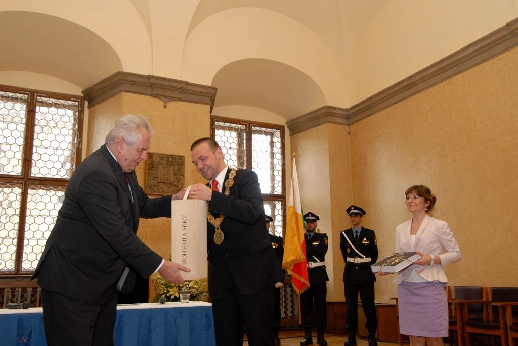 Na radnici zavítal prezident Miloš Zeman 14.5.2014 v odpoledních hodinách v doprovodu hejtmana Václava Šlajse a primátora Martina Baxy. „V Plzni jsem byl mnohokrát, ale zvláště vzpomínám na 6. květen 1990, kdy Plzeň oslavovala osvobození americkou armádou, ne sovětskou, jak se do té doby tvrdilo. Když vládla porevoluční atmosféra, věřili lidé v krásnou budoucnost, ale ta zešedla. A je to vina nás všech, mne nevyjímaje. Musíme udělat vše pro rozjasnění budoucnosti prostřednictvím, jak já říkám, ostrovů pozitivní deviace. Plzeňský kraj je jedním z nich. Rozvíjejme tyto ostrovy a snažme se kriticky upozorňovat na to, co se nám nelíbí,“ řekl mimo jiné ve svém úvodním slově prezident.