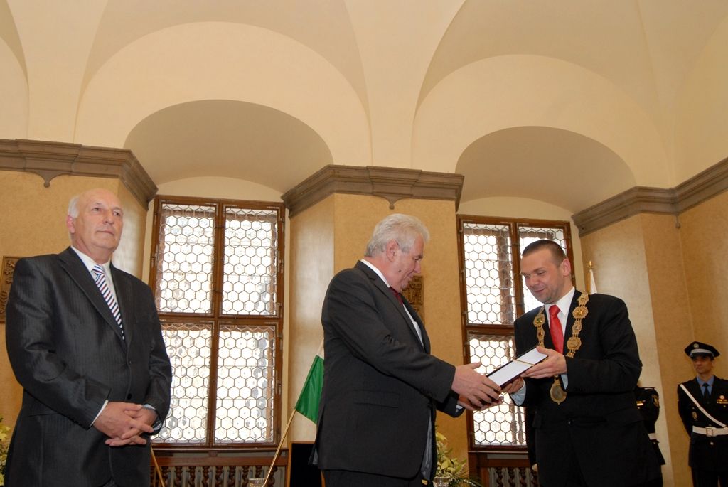 Na radnici zavítal prezident Miloš Zeman 14.5.2014 v odpoledních hodinách v doprovodu hejtmana Václava Šlajse a primátora Martina Baxy. „V Plzni jsem byl mnohokrát, ale zvláště vzpomínám na 6. květen 1990, kdy Plzeň oslavovala osvobození americkou armádou, ne sovětskou, jak se do té doby tvrdilo. Když vládla porevoluční atmosféra, věřili lidé v krásnou budoucnost, ale ta zešedla. A je to vina nás všech, mne nevyjímaje. Musíme udělat vše pro rozjasnění budoucnosti prostřednictvím, jak já říkám, ostrovů pozitivní deviace. Plzeňský kraj je jedním z nich. Rozvíjejme tyto ostrovy a snažme se kriticky upozorňovat na to, co se nám nelíbí,“ řekl mimo jiné ve svém úvodním slově prezident.