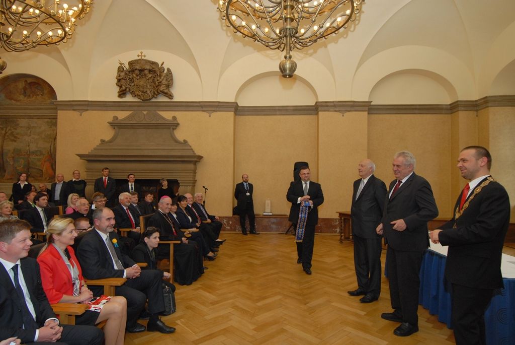 Na radnici zavítal prezident Miloš Zeman 14.5.2014 v odpoledních hodinách v doprovodu hejtmana Václava Šlajse a primátora Martina Baxy. „V Plzni jsem byl mnohokrát, ale zvláště vzpomínám na 6. květen 1990, kdy Plzeň oslavovala osvobození americkou armádou, ne sovětskou, jak se do té doby tvrdilo. Když vládla porevoluční atmosféra, věřili lidé v krásnou budoucnost, ale ta zešedla. A je to vina nás všech, mne nevyjímaje. Musíme udělat vše pro rozjasnění budoucnosti prostřednictvím, jak já říkám, ostrovů pozitivní deviace. Plzeňský kraj je jedním z nich. Rozvíjejme tyto ostrovy a snažme se kriticky upozorňovat na to, co se nám nelíbí,“ řekl mimo jiné ve svém úvodním slově prezident.