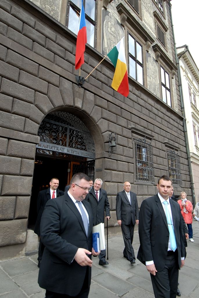Na radnici zavítal prezident Miloš Zeman 14.5.2014 v odpoledních hodinách v doprovodu hejtmana Václava Šlajse a primátora Martina Baxy. „V Plzni jsem byl mnohokrát, ale zvláště vzpomínám na 6. květen 1990, kdy Plzeň oslavovala osvobození americkou armádou, ne sovětskou, jak se do té doby tvrdilo. Když vládla porevoluční atmosféra, věřili lidé v krásnou budoucnost, ale ta zešedla. A je to vina nás všech, mne nevyjímaje. Musíme udělat vše pro rozjasnění budoucnosti prostřednictvím, jak já říkám, ostrovů pozitivní deviace. Plzeňský kraj je jedním z nich. Rozvíjejme tyto ostrovy a snažme se kriticky upozorňovat na to, co se nám nelíbí,“ řekl mimo jiné ve svém úvodním slově prezident.