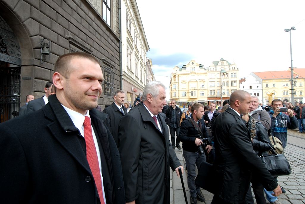 Na radnici zavítal prezident Miloš Zeman 14.5.2014 v odpoledních hodinách v doprovodu hejtmana Václava Šlajse a primátora Martina Baxy. „V Plzni jsem byl mnohokrát, ale zvláště vzpomínám na 6. květen 1990, kdy Plzeň oslavovala osvobození americkou armádou, ne sovětskou, jak se do té doby tvrdilo. Když vládla porevoluční atmosféra, věřili lidé v krásnou budoucnost, ale ta zešedla. A je to vina nás všech, mne nevyjímaje. Musíme udělat vše pro rozjasnění budoucnosti prostřednictvím, jak já říkám, ostrovů pozitivní deviace. Plzeňský kraj je jedním z nich. Rozvíjejme tyto ostrovy a snažme se kriticky upozorňovat na to, co se nám nelíbí,“ řekl mimo jiné ve svém úvodním slově prezident.